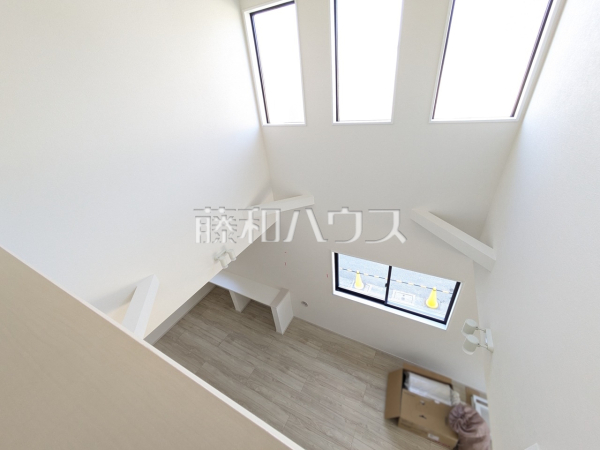 ■その他内観　
勾配天井を生かした大きな吹き抜けのあるリビングは、特別な解放感をくれます。【多摩市永山６丁目】