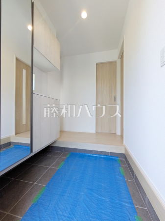 1号棟　自然光を取り入れ明るい空間になるよう設計された玄関です。　【杉並区浜田山１丁目】