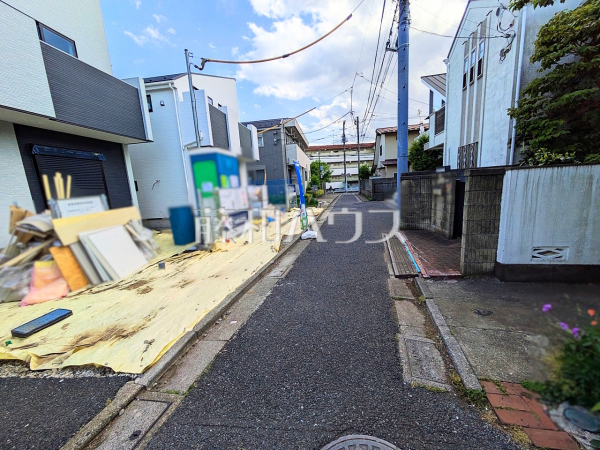 接道状況および現場風景　【杉並区浜田山１丁目】
まだまだ建築中ですが、ぜひ現地をご覧になりませんか？基礎・上棟の状態は建築中にしかご覧になれません！　