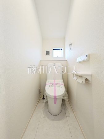 1号棟　トイレはウォッシュレット付き、窓を設けた明るい空間で換気も可能　【杉並区浜田山１丁目】