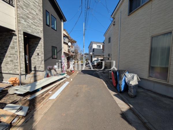 南道路で、さらに南側にカースペースがあり日当たり良好です。 【練馬区貫井４丁目】