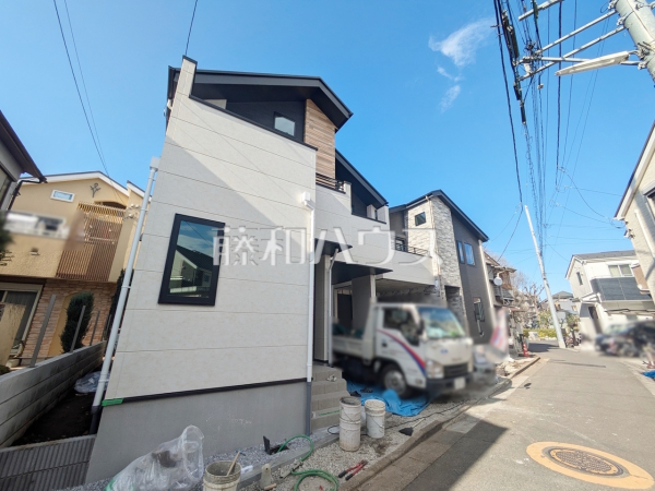 1号棟　白を基調とした明るめの配色で、柔らかくほっこりとした姿のマイホームです。暖かみのある木目も配し、優しい色使いでコントラストを抑え落ち着きある家を演出しています。【練馬区貫井４丁目】