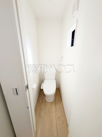 1号棟　トイレはウォッシュレット付き、窓を設けた明るい空間で換気も可能　【練馬区貫井４丁目】