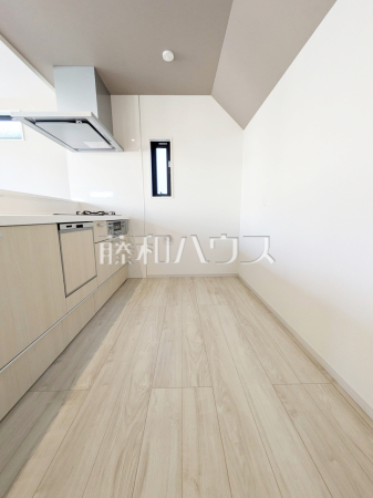 2号棟　リビングにいるご家族を見渡せる対面キッチン。リビングからキッチンが見えるので、小さなお子様もママの様子が見えて安心ですね。　【練馬区貫井４丁目】