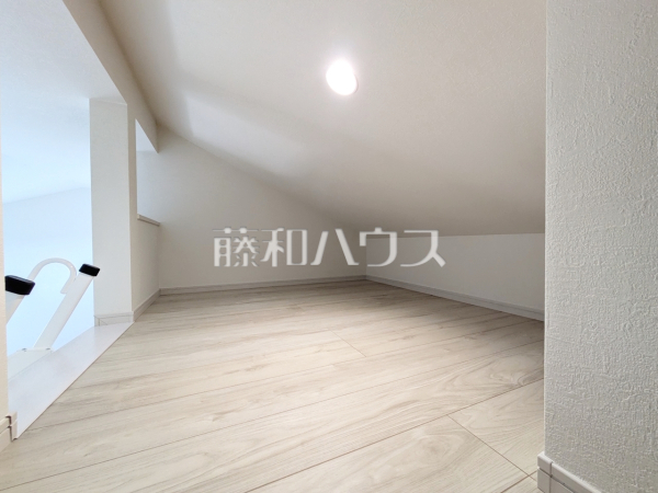 2号棟　ロフトは季節物やスーツケースなど、かさばる物の収納に役立ちます。　【練馬区貫井４丁目】