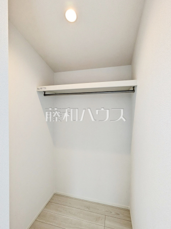 ウォークインクローゼット　【日野市日野台２丁目】
ウォークインクローゼット付きの居室は7.5帖超の広さがあり、開放的な空間が広がっております。　