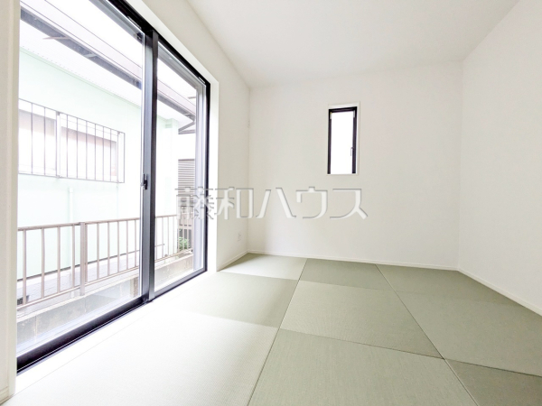 居室　【日野市日野台２丁目】
リビングの隣に配置した和室は、独立した部屋や客間として使えるほか、引き戸を開ければリビングの一部として広々空間で利用できます。　