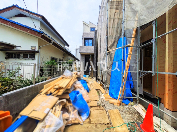 B号棟　旗竿地は、小さなお子様が急に道路に飛び出てしまうことを防ぎます。安心してお庭で遊ぶことができますね。　【国立市西１丁目】