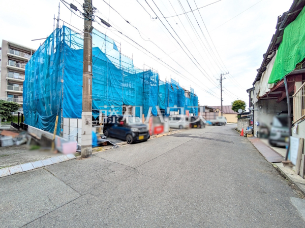 接道状況および現場風景　【八王子市東浅川町】 前面道路幅も6mあるので、全体としての見通しがよく、すれ違いや車を出し入れする際も安心です。 