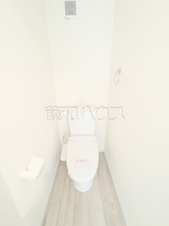1号棟　トイレ　【八王子市東浅川町】
ウォシュレット付きトイレ！リビング・お風呂に続いて意外と癒しの空間かも！？　
