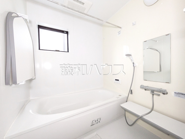 ２号棟　浴室　白を基調とした清潔感あふれるバスルームです　【立川市幸町４丁目】