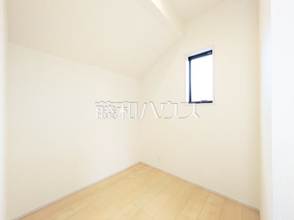 ２号棟　居室　幼い頃のたくさんの想い出が詰まった実家の部屋。それは特別な場所としていつまでも心に残っています。いつかこの部屋が子供たちにとってのそのような場所になるのかな？【立川市幸町４丁目】