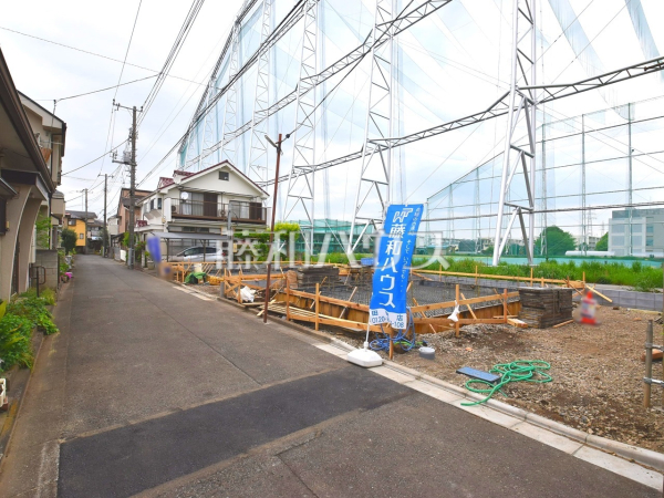 現在建築中につき、完成後には確認できなくなる構造部分などがご覧いただけます。完成後の内覧とは違った視点での現地見学が可能です。　【小平市鈴木町２丁目】接道状況および現場風景