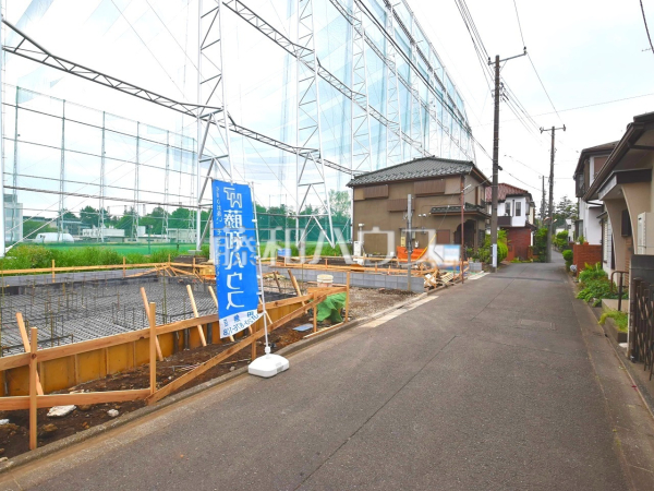 建物のプレゼンをさせて頂きますので、実際の完成イメージを思い描いて頂くことができます。お気軽にお問合せを。　【小平市鈴木町２丁目】接道状況および現場風景　