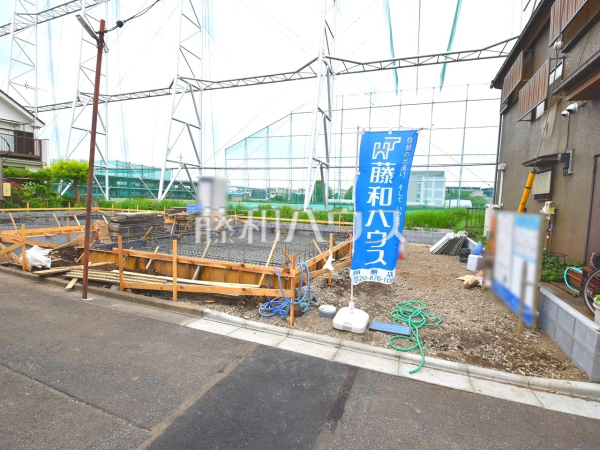 周辺環境はもちろん、日当たりや設備仕様など、実際に行ってみないと分からないことも多くございます。営業担当がご案内いたしますので、お気軽にお問い合わせください。　【小平市鈴木町２丁目】2号棟　外観　
