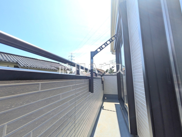 ２号棟　バルコニー　【東大和市清原４丁目】
見学はしたいけど、なかなか時間が取れない…そんな方に出勤前や仕事終わりにマイホームを見学できるサポートをいたします。　