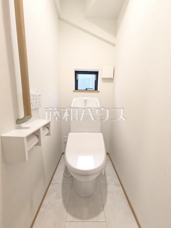 清潔な空間を保ちたいトイレはオフホワイトでまとめました。毎日使う場所だからこそお手入れも楽々にできる機能が搭載されております。汚れが付着しにくい便器はお掃除も楽々です。２号棟　【東大和市清原４丁目】　