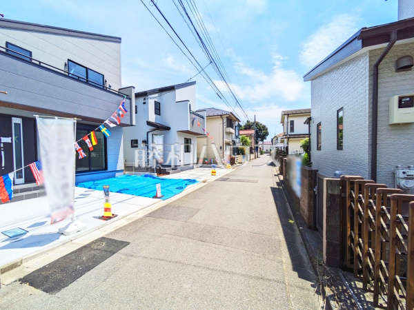 接道状況および現場風景　【小平市仲町】 周辺環境はもちろん、日当たりや設備仕様など、実際に行ってみないと分からないことも多くございます。ご案内いたしますので、お気軽にお問い合わせください。