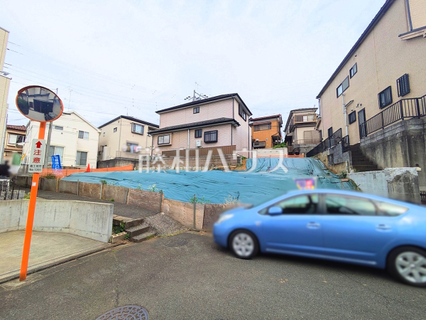 接道状況および現場風景　【富士見市渡戸１丁目】 戸建住宅が立ち並ぶ住宅地。静かな時間の流れ。ゆっくりと傾きを変えていく陽の光が清楚な家々を色鮮やかに演出してくれます。 