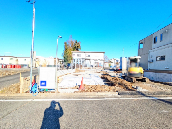 ■現場風景
周囲に高い建物のないエリアのため、空が大きく感じます。【多摩市和田】