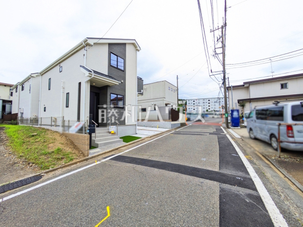 接道状況および現場風景　【多摩市和田】 平日のご案内も可能です。まずはお気軽にお問合せ下さいませ。 