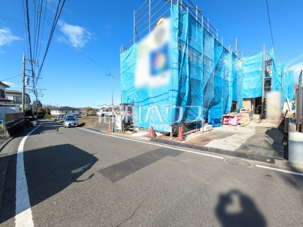 ■接道状況および現場風景
ここに住む方を想像して、着々と建築しております！【多摩市和田】