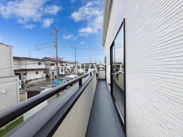 1号棟　バルコニー　【多摩市和田】
居室から直接バルコニーへ出られる為、晴れた日は布団を干すことができます。太陽の匂いがする布団で寝るのは癒しのひと時です。