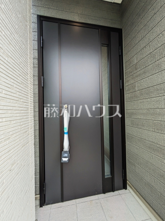 1号棟　玄関　【多摩市和田】
断熱仕様の玄関ドア。夏の暑さ、冬の寒さを軽減し快適な住環境を実現します。