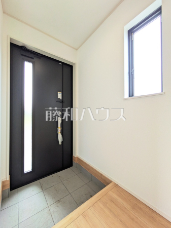 1号棟　その他内観　【多摩市和田】
明るく清潔感のあるデザインでまとめた玄関は、ご家族や訪れたお客様を気持ちよくお迎えできます。