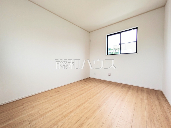 1号棟　居室　【多摩市和田】
幼い頃のたくさんの想い出が詰まった実家の部屋。それは特別な場所としていつまでも心に残っています。いつかこの部屋が子供たちにとってのそのような場所になるのかな？