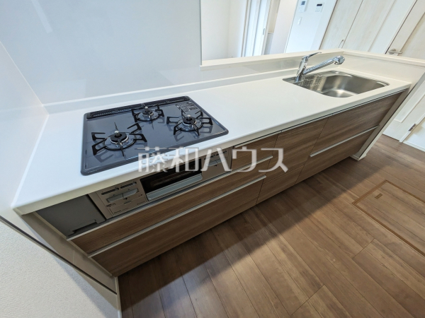 2号棟　キッチン　【多摩市和田】
使いやすくスタイリッシュなシステムキッチンには、毎日お使いになる方の視点が存分に活かされています。　