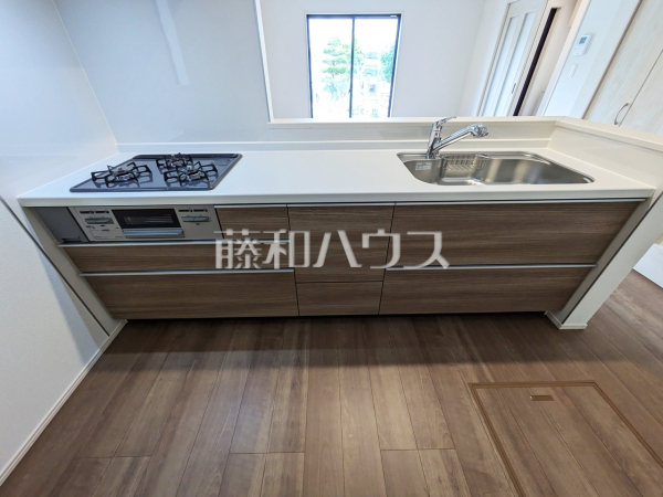 2号棟　キッチン　【多摩市和田】
ご家族の様子がわかり、会話も楽しめる対面式システムキッチン　