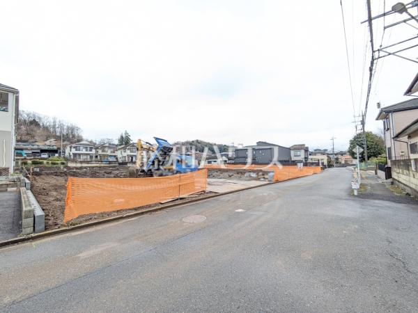 接道状況および現場風景　【八王子市川口町】建築条件はございませんので、ライフスタイルに合わせた自由なマイホームづくりが可能です。