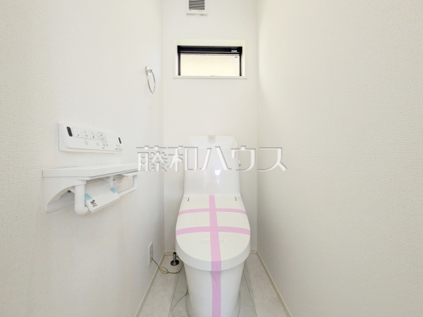 トイレはウォッシュレット付き、窓を設けた明るい空間で換気も可能　【練馬区大泉学園町５丁目】