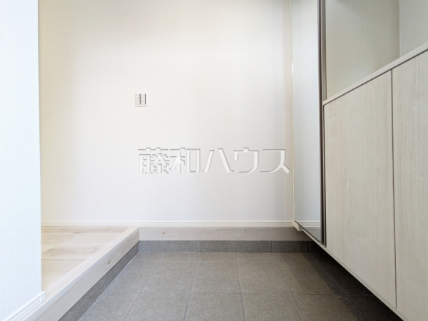 自然光を取り入れ明るい空間になるよう設計された玄関です。　【練馬区大泉学園町５丁目】