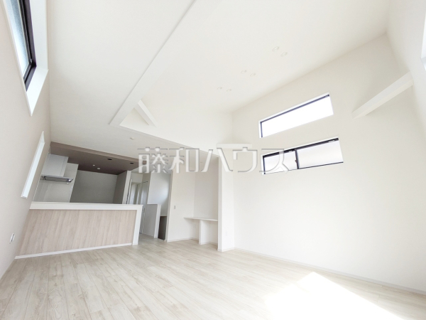 リビング　【福岡市東区八田３丁目】