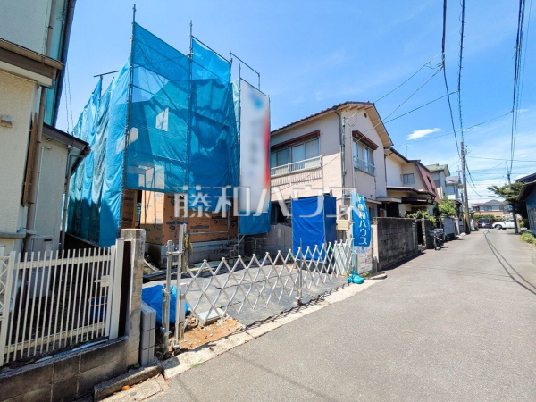 接道状況および現場風景　【小金井市貫井南町１丁目】 ここに住む方を想像して、着々と建築しております！ 