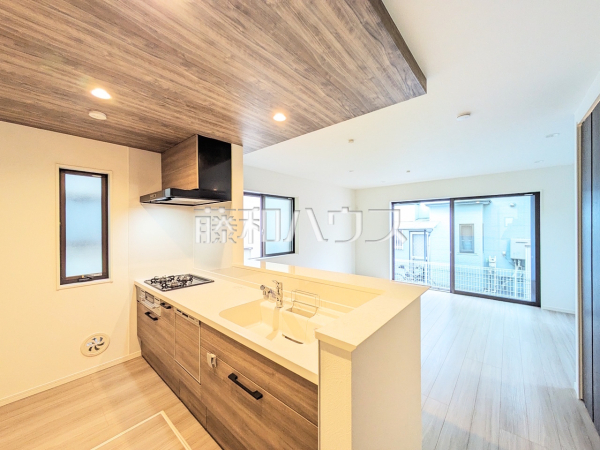 キッチン/ご家族の様子がわかり、会話も楽しめる対面式システムキッチン　【小金井市貫井南町１丁目】