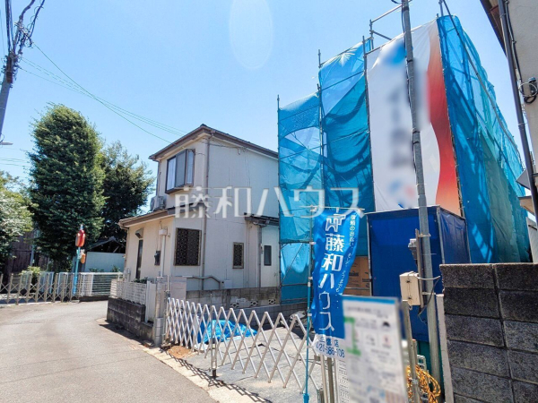 接道状況および現場風景　【小金井市貫井南町１丁目】  建物のプレゼンをさせていただきますので、実際の完成イメージを思い描いていただくことができます。お気軽にお問合せ下さい。 