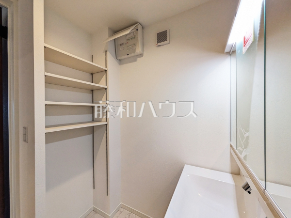 洗面室/三面鏡付きの洗面台。鏡の裏にも収納があり、歯ブラシや化粧品等もすっきり収納できます。【小金井市貫井南町１丁目】
