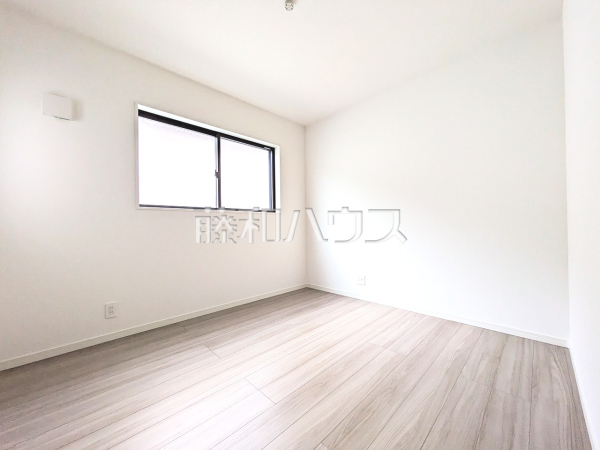 居室/幼い頃のたくさんの想い出が詰まった実家の部屋。それは特別な場所としていつまでも心に残っています。いつかこの部屋が子供たちにとってのそのような場所になるのかな？　【小金井市貫井南町１丁目】