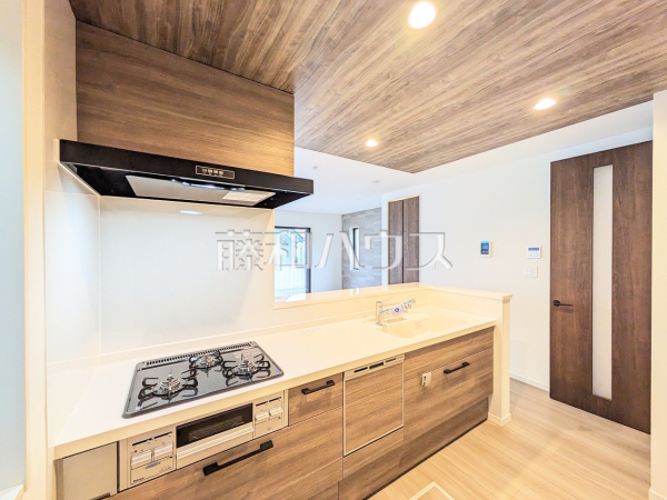 キッチン/キッチンから見渡せるリビングダイニングで、お料理中も会話が弾みます　【小金井市貫井南町１丁目】