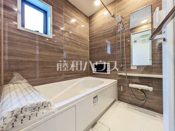 浴室/落ち着いた色合いで疲れたからだを癒す、贅沢なくつろぎ空間です。　【小金井市貫井南町１丁目】