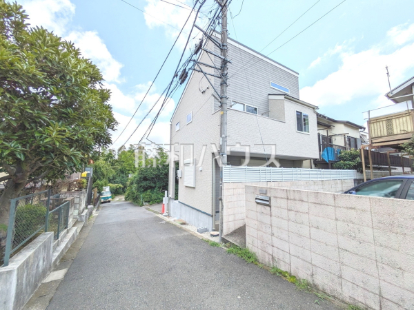 接道状況および現場風景　充実した新たな生活を、「あったらいいな」がある、この地から始めてみませんか？鮮やかな青空と暮らすこの場所で・・・。【多摩市連光寺３丁目】