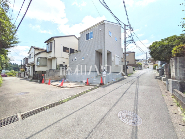 接道状況および現場風景　物件の事、諸費用の事など、小さな疑問もお気軽にご連絡・ご相談下さい。 【多摩市連光寺３丁目】