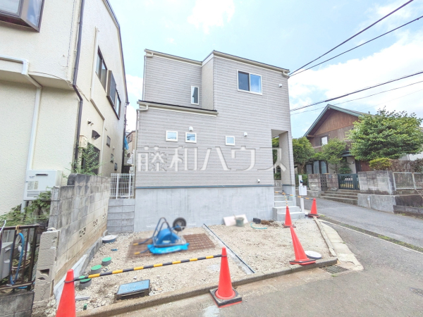 外観　順調に工事が進んでいます。実際の街並みの様子が見えて参りました。ぜひ実際に現地をご見学下さいませ。【多摩市連光寺３丁目】