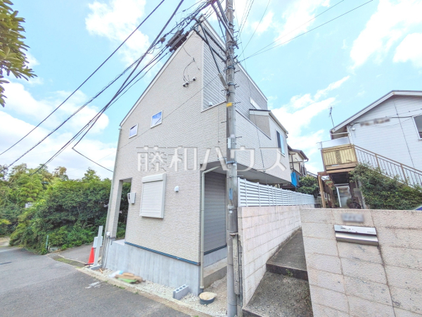 外観　ご家族ぞれぞれの思い出と、どこまでも広がる空を独り占め！暖かな光に包まれ四季折々の風を感じる、幸せの空間がここに。【多摩市連光寺３丁目】