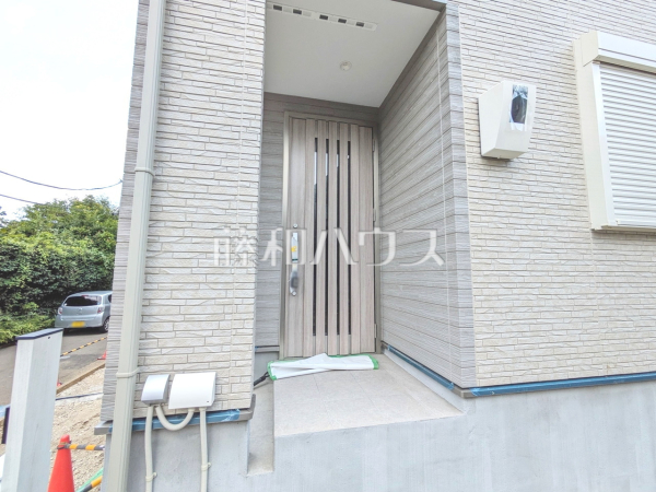 玄関　 「住まいの顔」とも言われ、家全体のイメージを左右する重要な玄関スペース。 【多摩市連光寺３丁目】