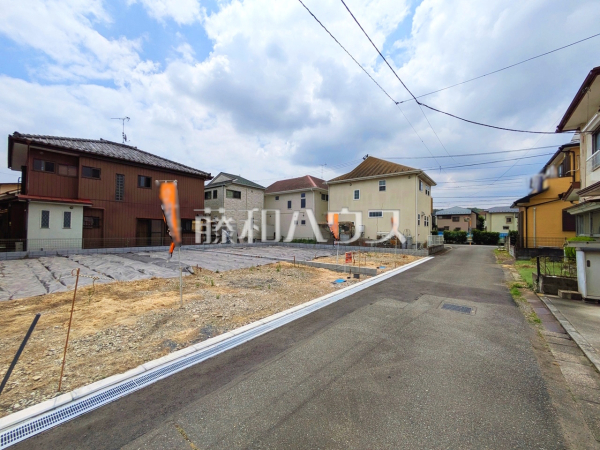 接道状況および現場風景　【昭島市拝島町４丁目】 周辺環境はもちろん、日当たりや設備仕様など、実際に行ってみないと分からないことも多くございます。ご案内いたしますので、お気軽にお問い合わせください。 