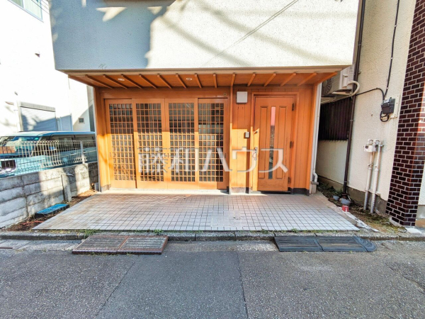 玄関　【東久留米市滝山５丁目】 周辺環境はもちろん、日当たりや設備仕様など、実際に行ってみないと分からないことも多くございます。営業担当がご案内いたしますので、お気軽にお問い合わせください。  